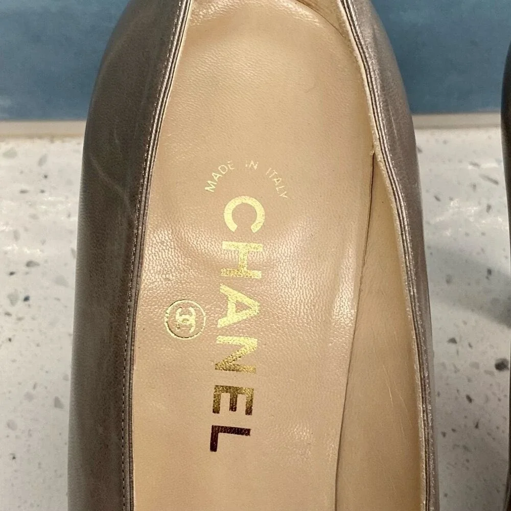 Chanel Vintage Interlocking CC Logo Leather Pumps by Lagerfeld Gray Grey 37.5‎